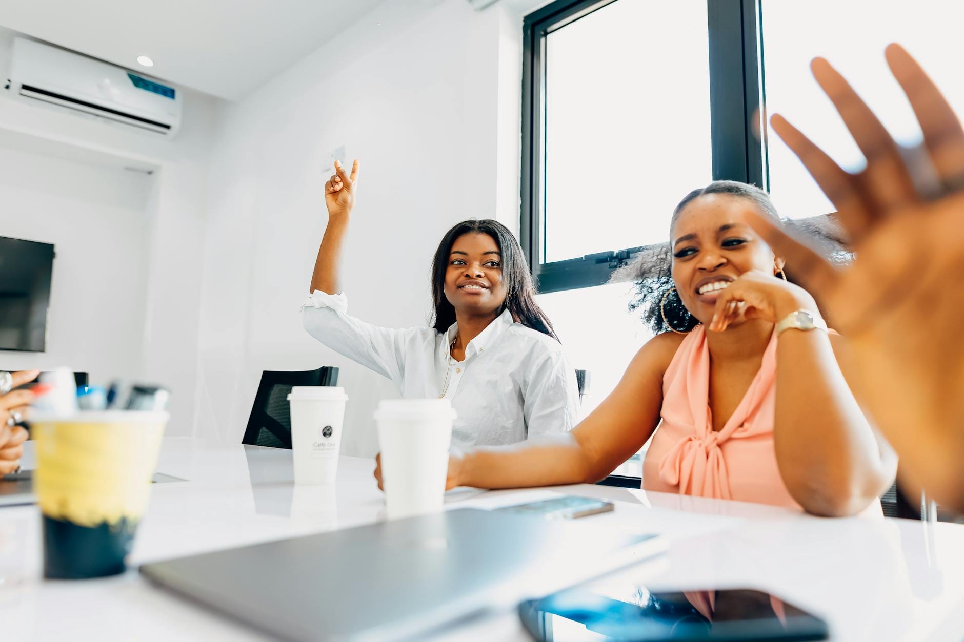 Kobiety podczas spotkania zespołu w nowoczesnym biurze w Lagos