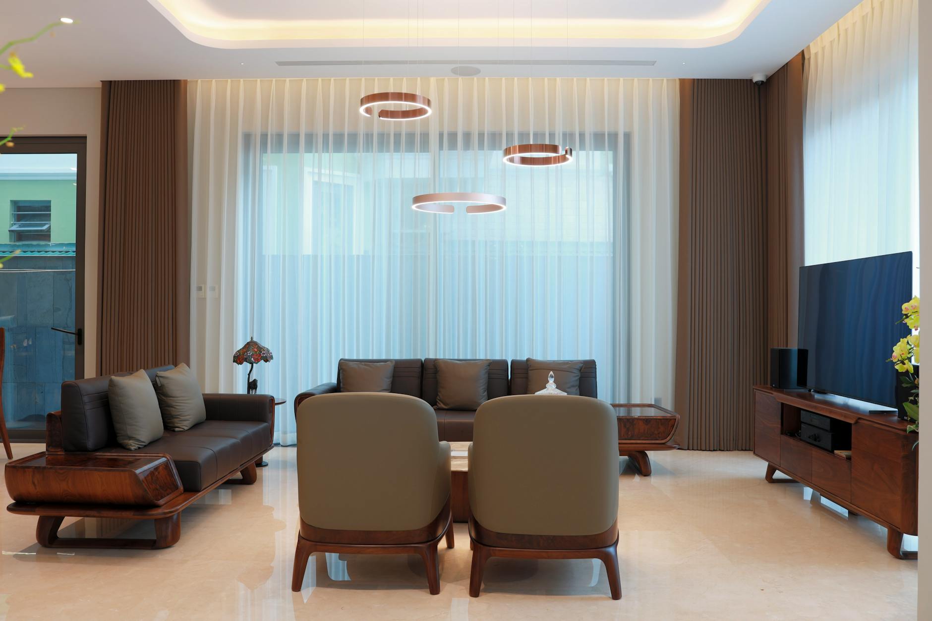 Nowoczesny salon z minimalistycznymi meblami sprzyjający swobodnej cyrkulacji po