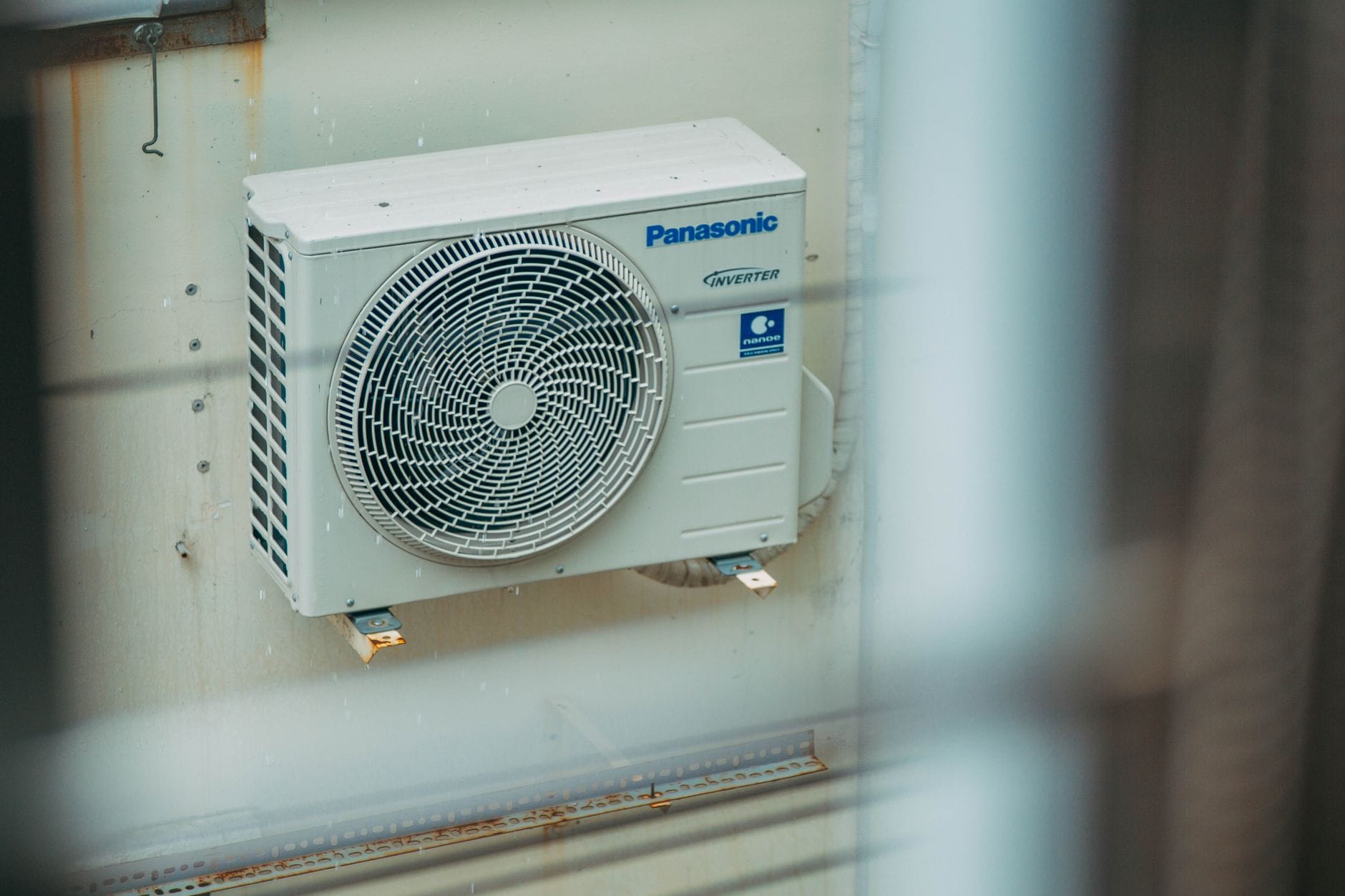 Montaż wentylacji nawiewno-wywiewnej w biurze domowym – cichy komfort przy pracy Zewnętrzna jednostka klimatyzacji zamontowana na ścianie budynku