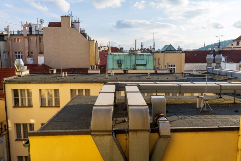 Panorama miejskich dachów w zabytkowej