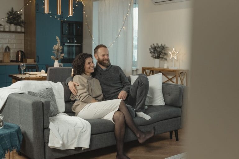 Para odpoczywająca w przytulnym, nowoczesnym salonie zimą