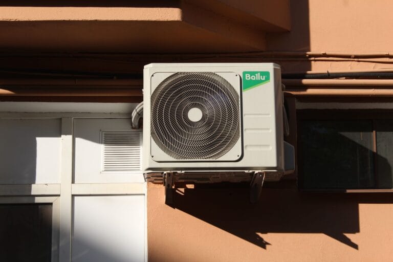 Zewnętrzna jednostka klimatyzatora Ballu zamontowana na elewacji budynku